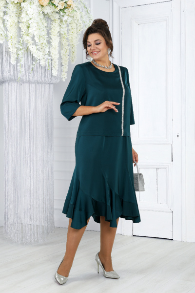 Элегантный комплект из блузки и юбки с воланами и фигурными клиньями Ninele 7473 изумруд - фото 7