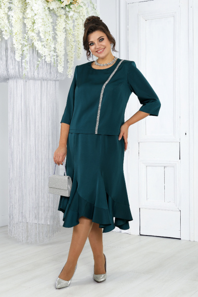 Элегантный комплект из блузки и юбки с воланами и фигурными клиньями Ninele 7473 изумруд - фото 8