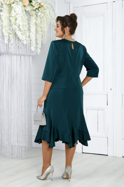 Элегантный комплект из блузки и юбки с воланами и фигурными клиньями Ninele 7473 изумруд - фото 9