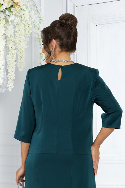 Элегантный комплект из блузки и юбки с воланами и фигурными клиньями Ninele 7473 изумруд - фото 10