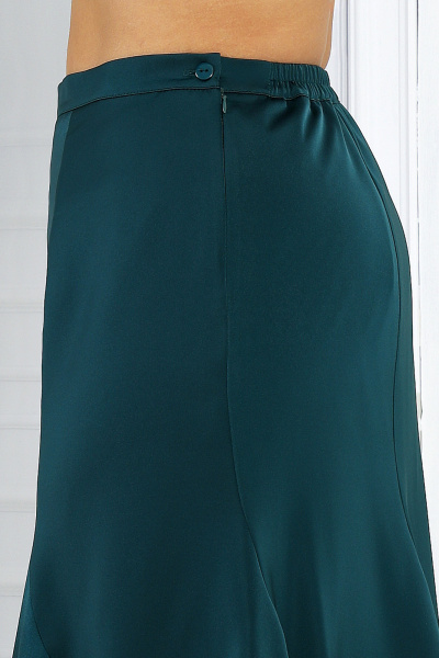 Элегантный комплект из блузки и юбки с воланами и фигурными клиньями Ninele 7473 изумруд - фото 11