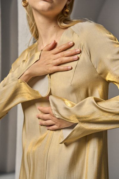 Желто-золотое платье из вискозы с асимметричными шлицами DEVITA 1015 дижон - фото 9
