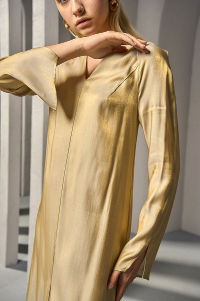 Желто-золотое платье из вискозы с асимметричными шлицами DEVITA 1015 дижон - фото 8