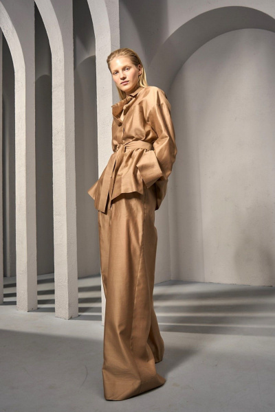 Кожзаме бежевое шитая блуза с длинным рукавом и накладными карманами DEVITA 6008-2 тоффи - фото 11