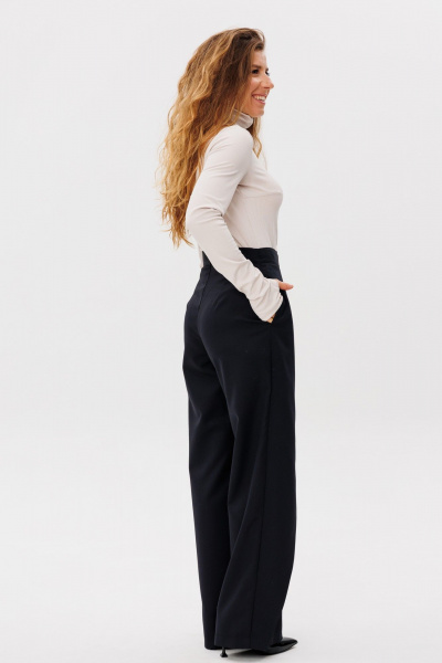 Демисезонная бежевый водолазка прилегающего силуэта из трикотажа FAMA 24067-2 бежевый - фото 8