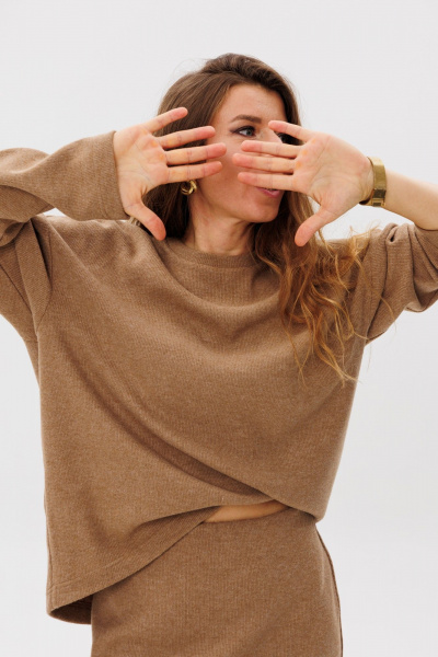 Демисезонный бежевый комплект из юбки миди и свитера прямого кроя FAMA 24068 бежевый - фото 7