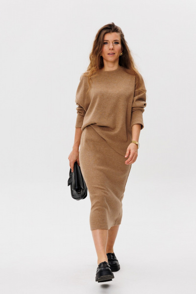 Демисезонный бежевый комплект из юбки миди и свитера прямого кроя FAMA 24068 бежевый - фото 2