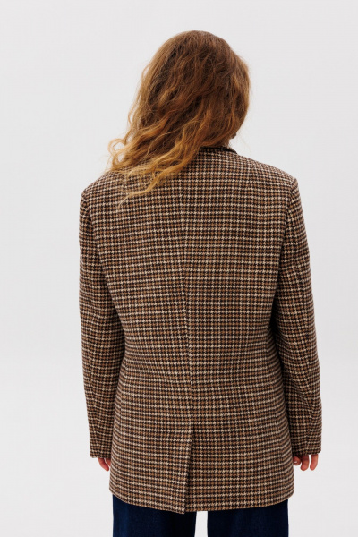 Демисезонный коричневый жакет оверсайз из текстиля с карманами FAMA 24069 гуслапка - фото 8