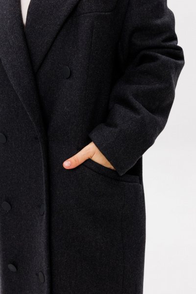 Демисезонное серое пальто прямого силуэта с утепленной подкладкой FAMA 24074 графит - фото 9