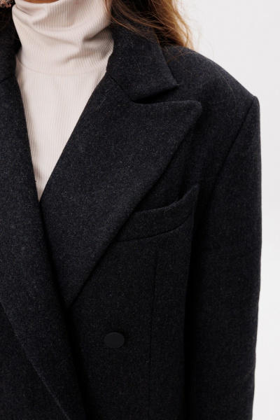 Демисезонное серое пальто прямого силуэта с утепленной подкладкой FAMA 24074 графит - фото 6