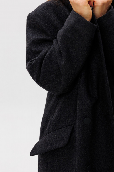 Демисезонное серое пальто прямого силуэта с утепленной подкладкой FAMA 24074 графит - фото 5