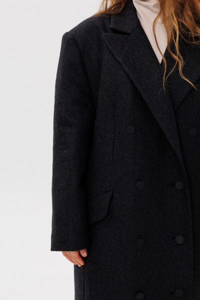 Демисезонное серое пальто прямого силуэта с утепленной подкладкой FAMA 24074 графит - фото 4