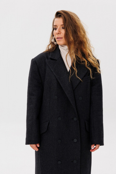 Демисезонное серое пальто прямого силуэта с утепленной подкладкой FAMA 24074 графит - фото 3