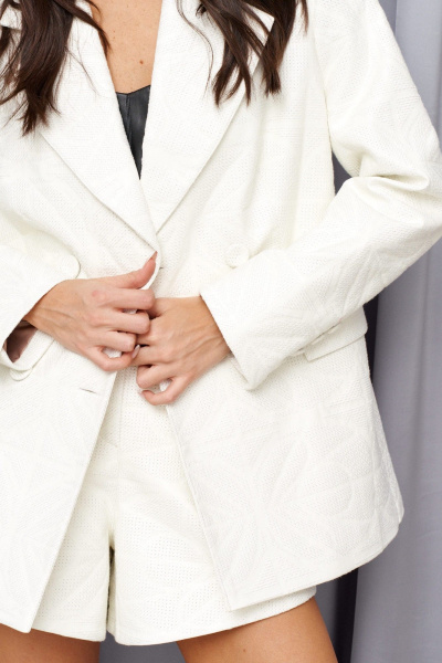 Демисезонный белый жакет из экокожи с подплечниками ANNETE A5410 - фото 8