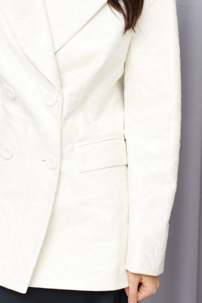 Демисезонный белый жакет из экокожи с подплечниками ANNETE A5410 - фото 6