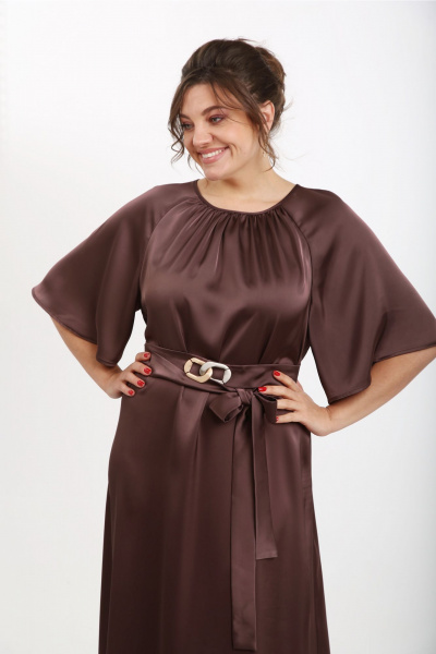 Длинное макси платье из сатина с разрезом и поясом Rishelie 975 шоколад - фото 6