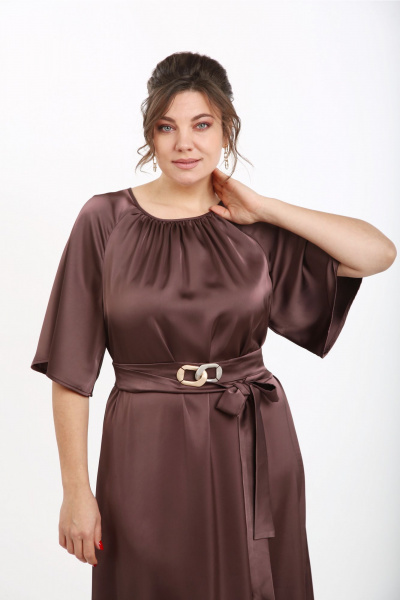 Длинное макси платье из сатина с разрезом и поясом Rishelie 975 шоколад - фото 5
