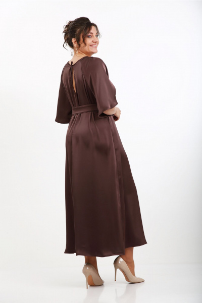 Длинное макси платье из сатина с разрезом и поясом Rishelie 975 шоколад - фото 2