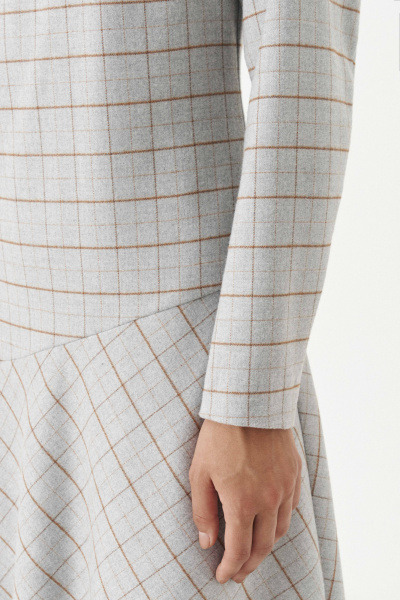 Демисезонное платье в клетку с нагрудными вытачками Панда 191580w серый - фото 4