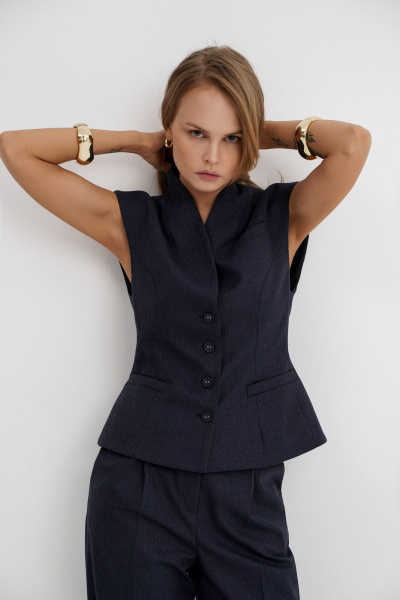 Деловой костюм-двойка из текстиля с жилетом PiRS 5497 синий - фото 7