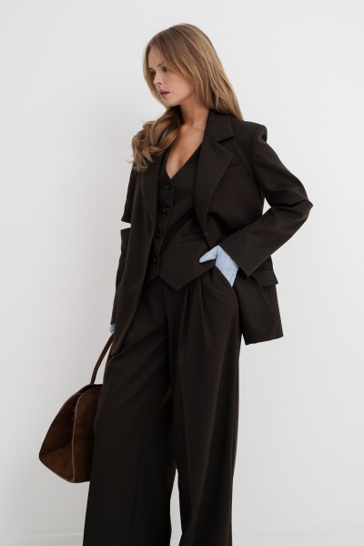 Деловой комплект из жакета и брюк с складками PiRS 5521 темно-коричневый - фото 10