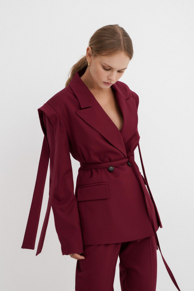 Костюм двойка из текстильных брюков и жакета для делового стиля PiRS 5539 марсала - фото 7