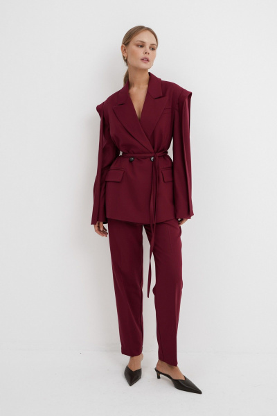 Костюм двойка из текстильных брюков и жакета для делового стиля PiRS 5539 марсала - фото 6