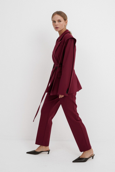 Костюм двойка из текстильных брюков и жакета для делового стиля PiRS 5539 марсала - фото 2