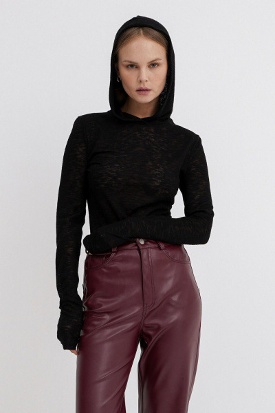 Демисезонный трикотажный лонгслив с капюшоном и длинными рукавами PiRS 5745 черный - фото 2