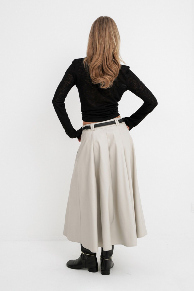Юбка из экокожи с прорезными карманами и поясом PiRS 5767 серо-бежевый - фото 8