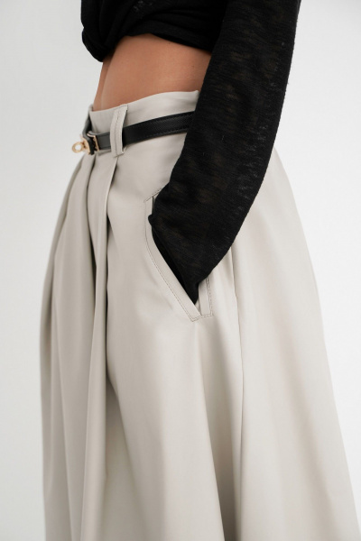 Юбка из экокожи с прорезными карманами и поясом PiRS 5767 серо-бежевый - фото 4