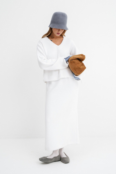 Костюм из трикотажного джемпера и миди-юбки PiRS 5769 белый - фото 8