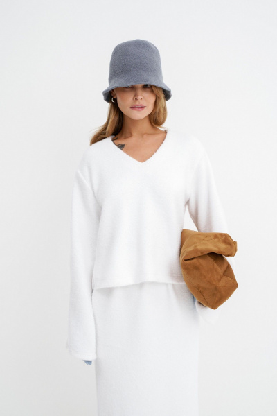 Костюм из трикотажного джемпера и миди-юбки PiRS 5769 белый - фото 3