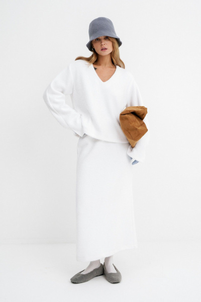 Костюм из трикотажного джемпера и миди-юбки PiRS 5769 белый - фото 1