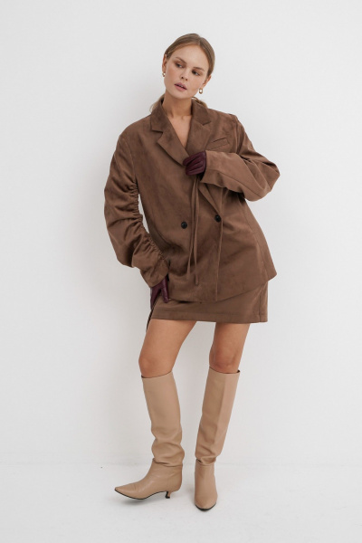 Демисезонный костюм-двойка из искусственной замши жакет и мини-юбка PiRS 5774 коричневый - фото 4