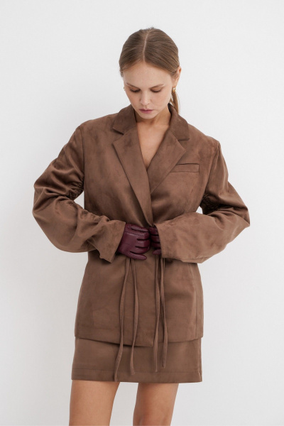 Демисезонный костюм-двойка из искусственной замши жакет и мини-юбка PiRS 5774 коричневый - фото 3