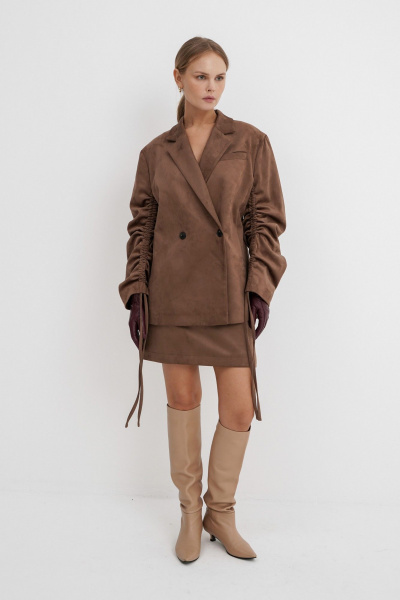Демисезонный костюм-двойка из искусственной замши жакет и мини-юбка PiRS 5774 коричневый - фото 2