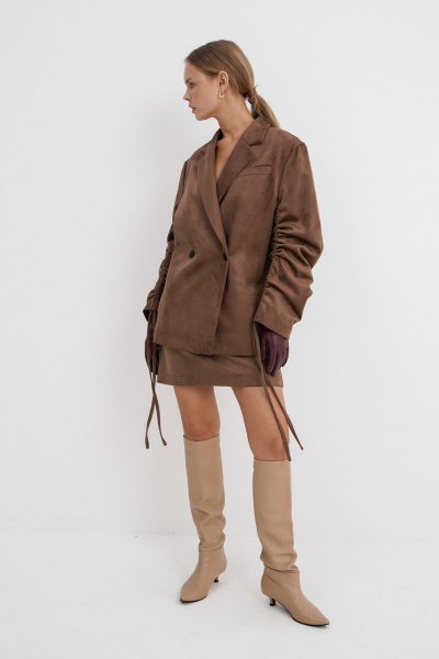 Демисезонный костюм-двойка из искусственной замши жакет и мини-юбка PiRS 5774 коричневый - фото 1