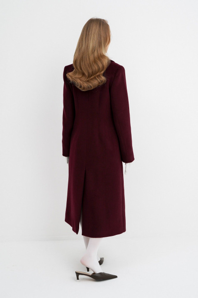 Демисезонное приталенное пальто X-силуэта на подкладке PiRS 5780 бургунди - фото 10