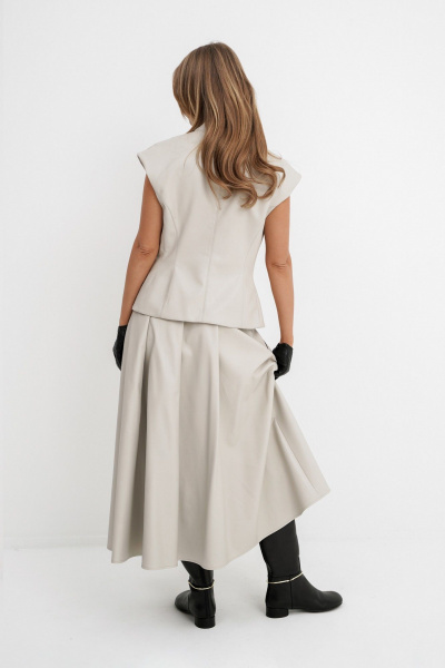 Деловой костюм-двойка из экокожи: жилет и миди-юбка PiRS 5781 серо-бежевый - фото 9
