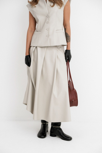 Деловой костюм-двойка из экокожи: жилет и миди-юбка PiRS 5781 серо-бежевый - фото 7