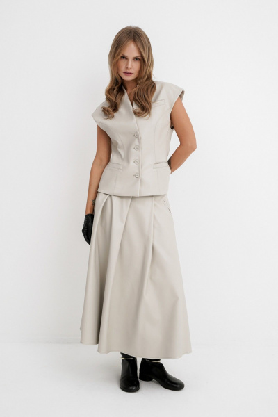 Деловой костюм-двойка из экокожи: жилет и миди-юбка PiRS 5781 серо-бежевый - фото 6