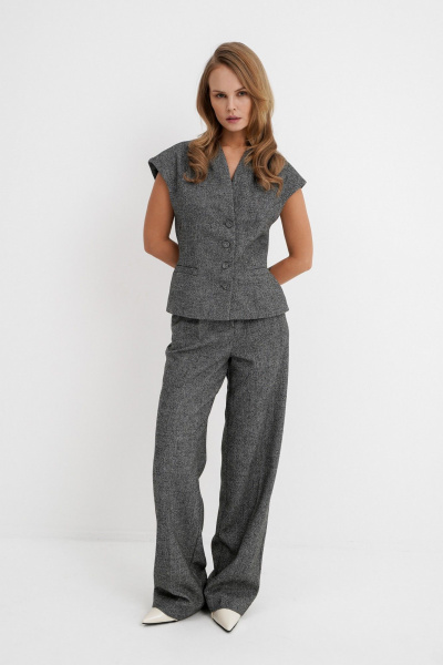 Деловой костюм-двойка из меланжевой ткани: жилет и брюки PiRS 5784 серый - фото 4