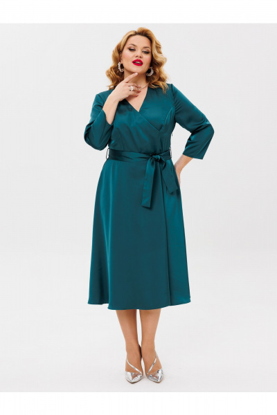 Зеленое платье с атласной тканью и поясом BRELA 2364.1 изумруд - фото 4