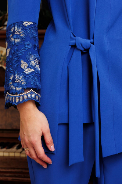 Костюм с блузой и брюками из текстильного стрейча Мода Юрс 2462 василек - фото 3