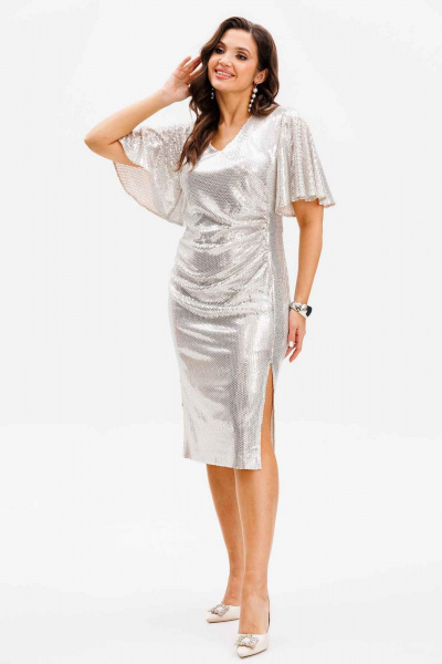 Эффектное платье с dрапировкой и разрезом, украшенное пайетками Mislana С1045-1 серебро - фото 7