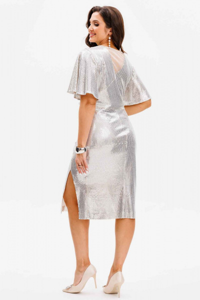 Эффектное платье с dрапировкой и разрезом, украшенное пайетками Mislana С1045-1 серебро - фото 3