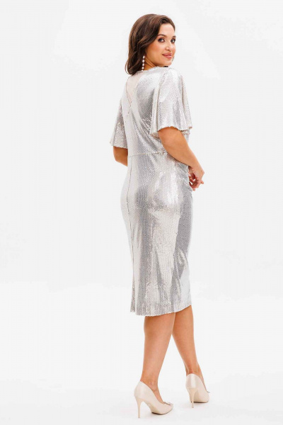 Эффектное платье с dрапировкой и разрезом, украшенное пайетками Mislana С1045-1 серебро - фото 2