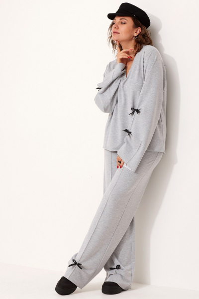Элегантный комплект из брюк и лонгслива из трикотажа с декоративными стрелками BegiModa 3076 серый - фото 6
