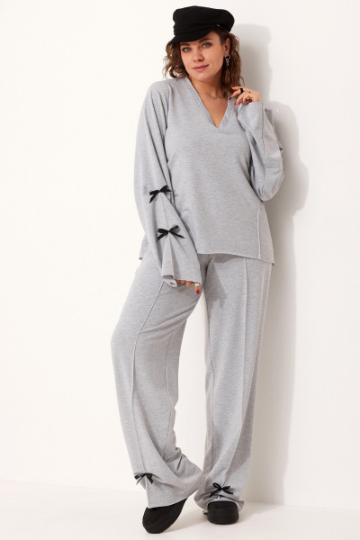 Элегантный комплект из брюк и лонгслива из трикотажа с декоративными стрелками BegiModa 3076 серый - фото 1